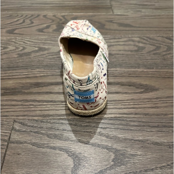 TOMS Women’s 7W Slip-On Shoes Rainbow Music Notes Print Canvas Flats - Picture 4 of 11